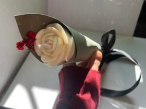وردة من الشمع المعطر