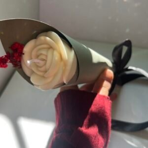 وردة من الشمع المعطر