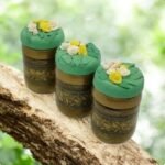 صابون مغربي بزيت الزيتون الصابون المغربي المسمى في المغرب بـ"الصابون البلدي" واحدا من أحسن الخيارات التي يمكن للمرأة الإقدام عليها في العناية ببشرتها وجسمها وجمالها. فهذا النوع من الصابون ليس فقط مصنوعا من مواد طبيعية 100% وآمنة، بل أيضا له فوائد تفوق تلك التي في المنتجات الكيميائية الباهظة الثمن، والتي عادة ما تكتسح الأسواق بقوة الدعاية وتأثيرها.